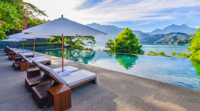 规划设计旅游小镇时，如何确保成功？关键要素和脱颖而出的策略有哪些？