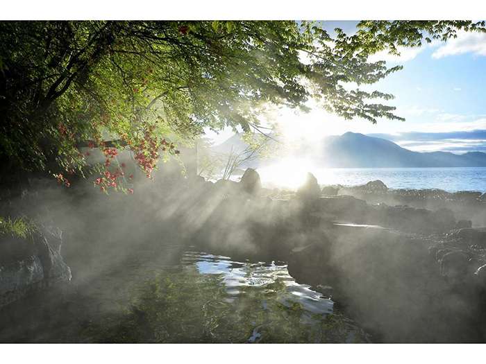 在旅游小镇规划设计中，如何平衡传统手工艺与现代技术的应用？